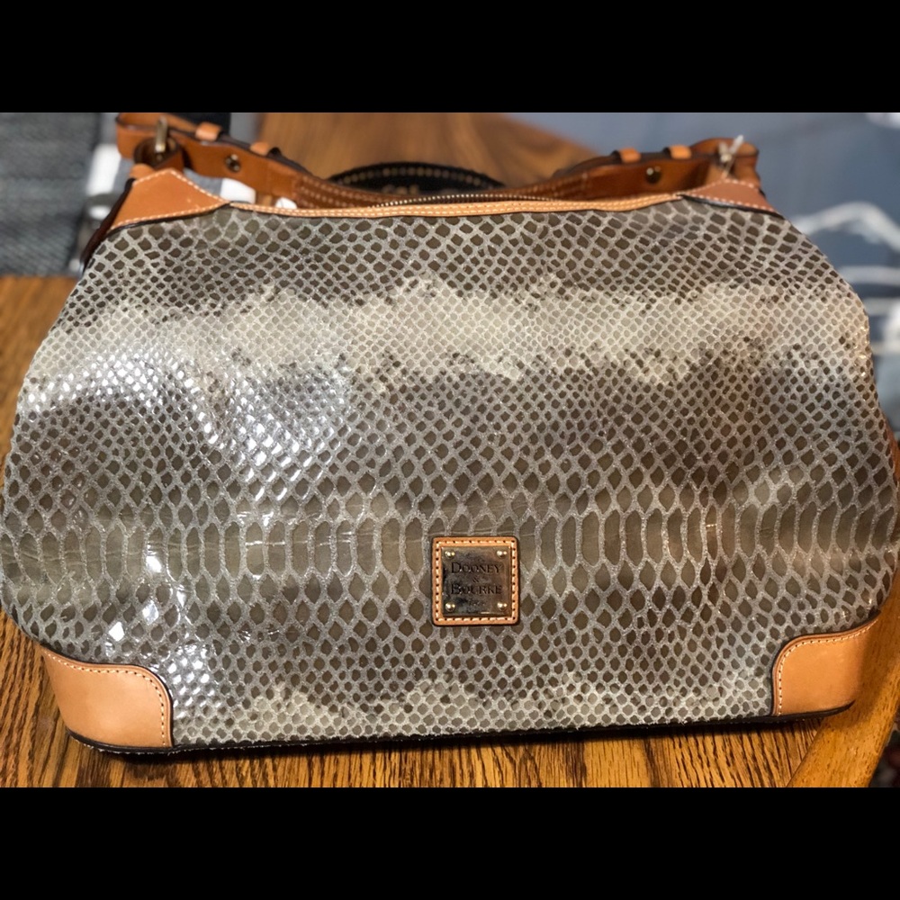 Dooney and Bourke large satchel excellent condition